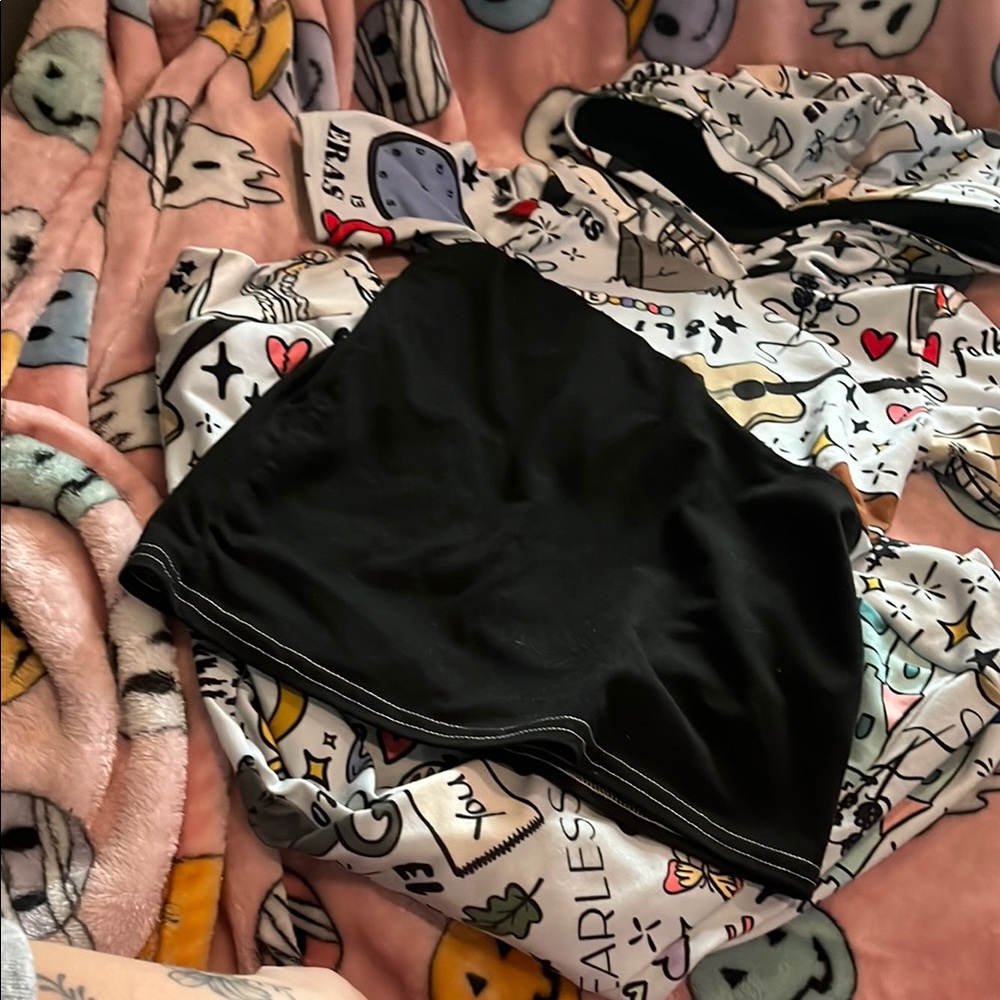 B43 2Pc Small Shop Outfit— Taylor Swift Eras Pattern, EUC 4-5T